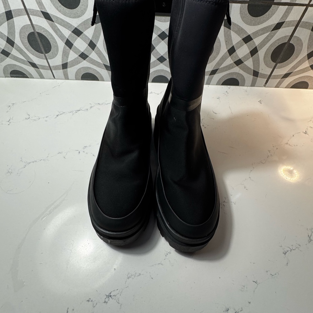 UGG Black Platform Winter Boots – Size 8.5 – Worn Once – Pristine - Picture 9 of 13